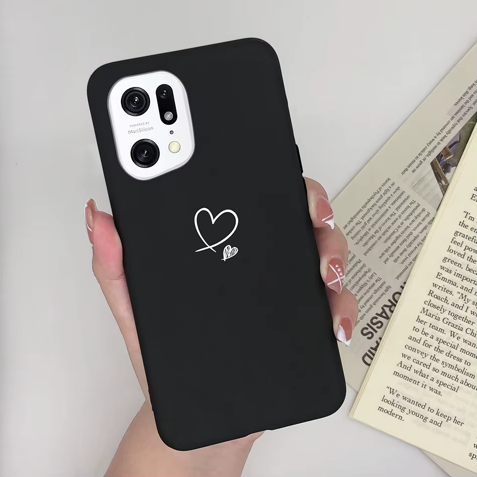 Funda negra con detalle mariposa en ángulo frontal