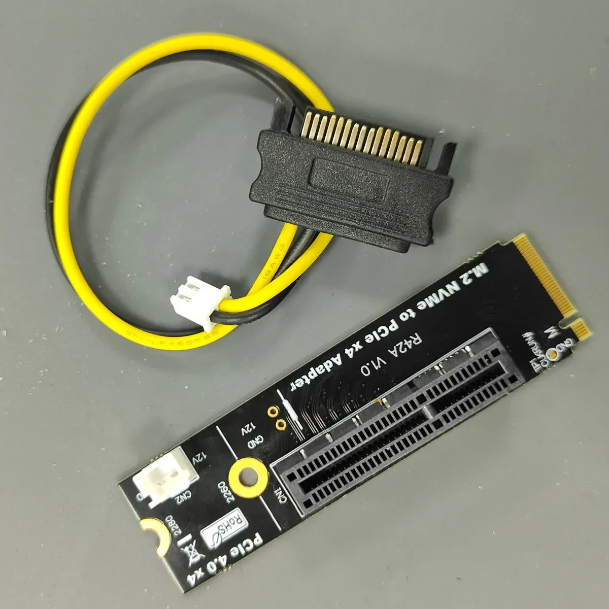 Detalle de la placa adaptadora PCIe 4.0