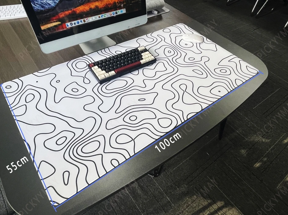 Alfombrilla con diseño abstracto blanco y negro sobre escritorio