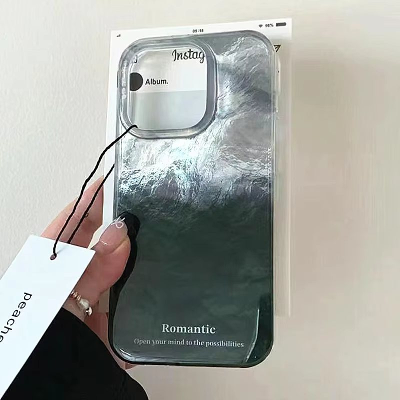 Funda mostrando el degradado plateado y negro en un iPhone 15