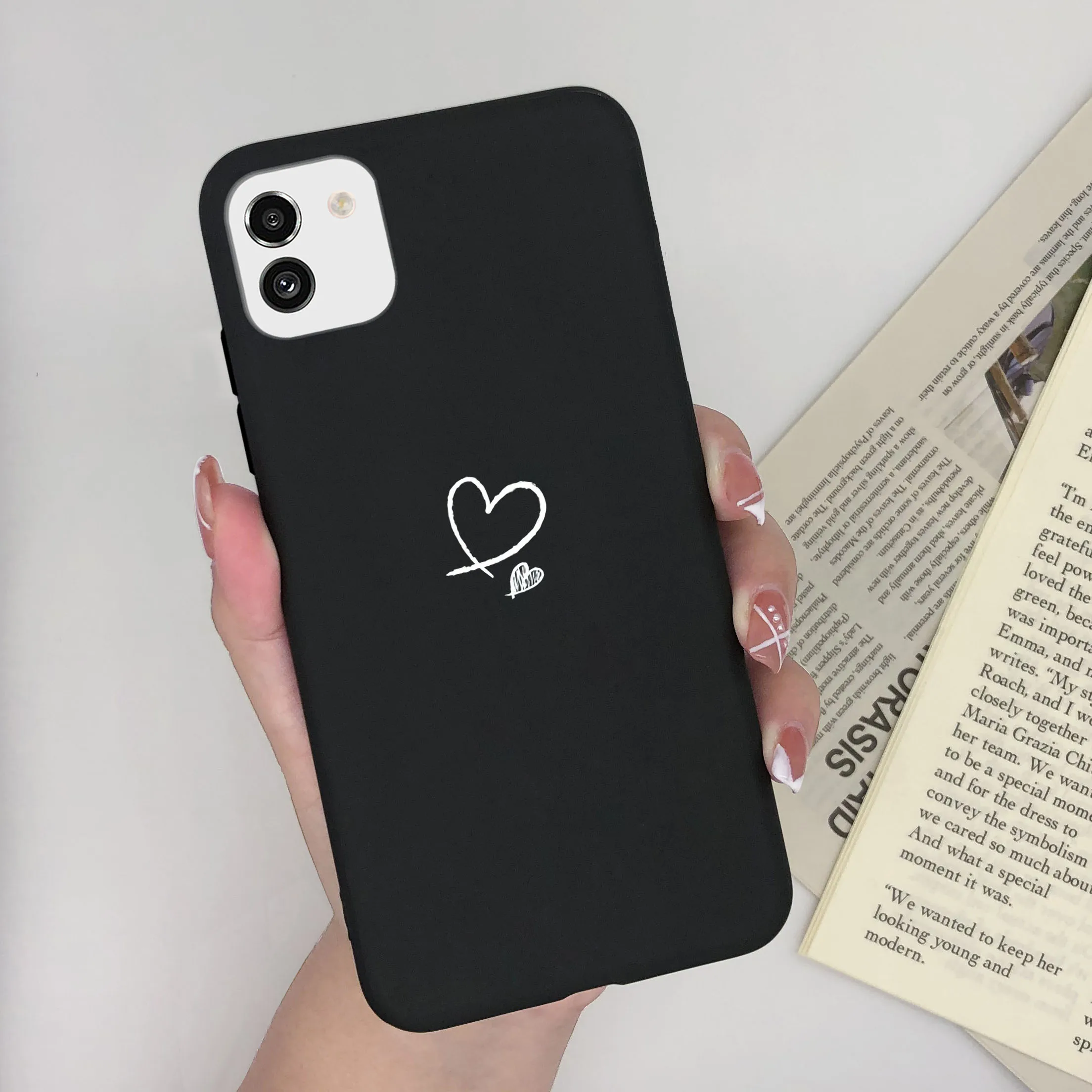 Funda trasera con detalle de borde elevado