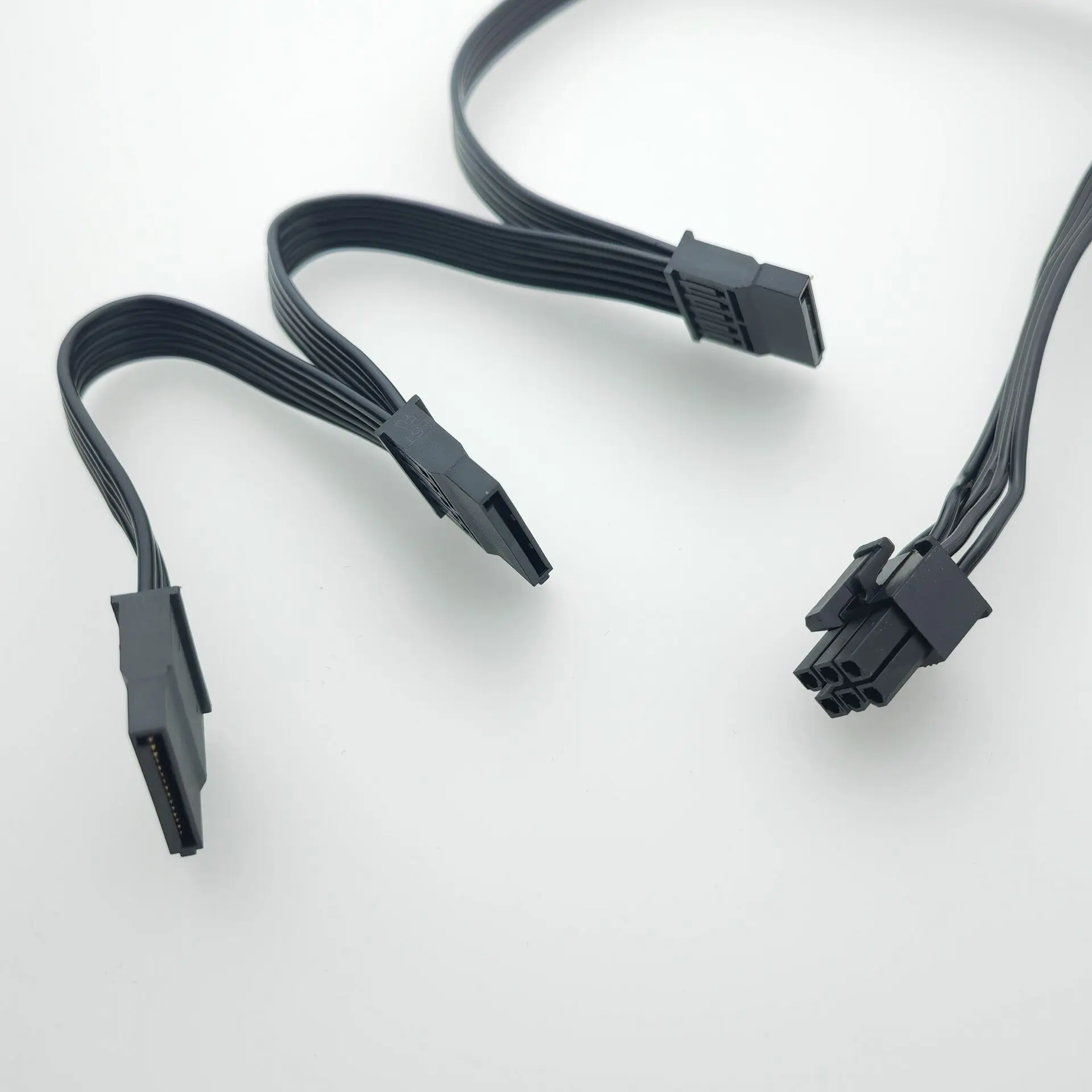 Cable SATA de 6 pines a 3 puertos conectado a fuente Tt Smart SE