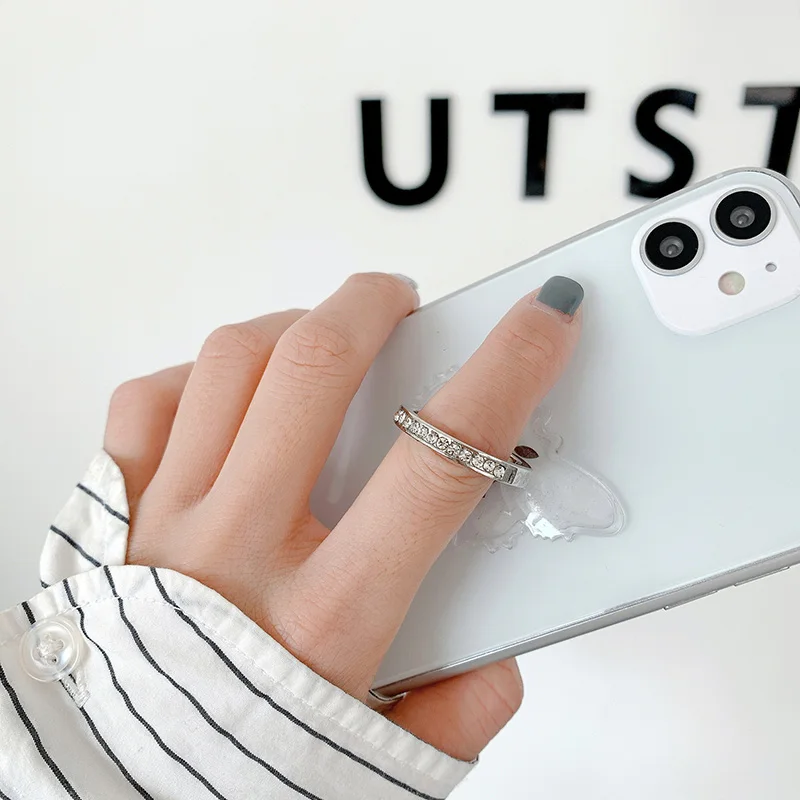 Soporte de anillo de dedo LMDAOO en un smartphone moderno