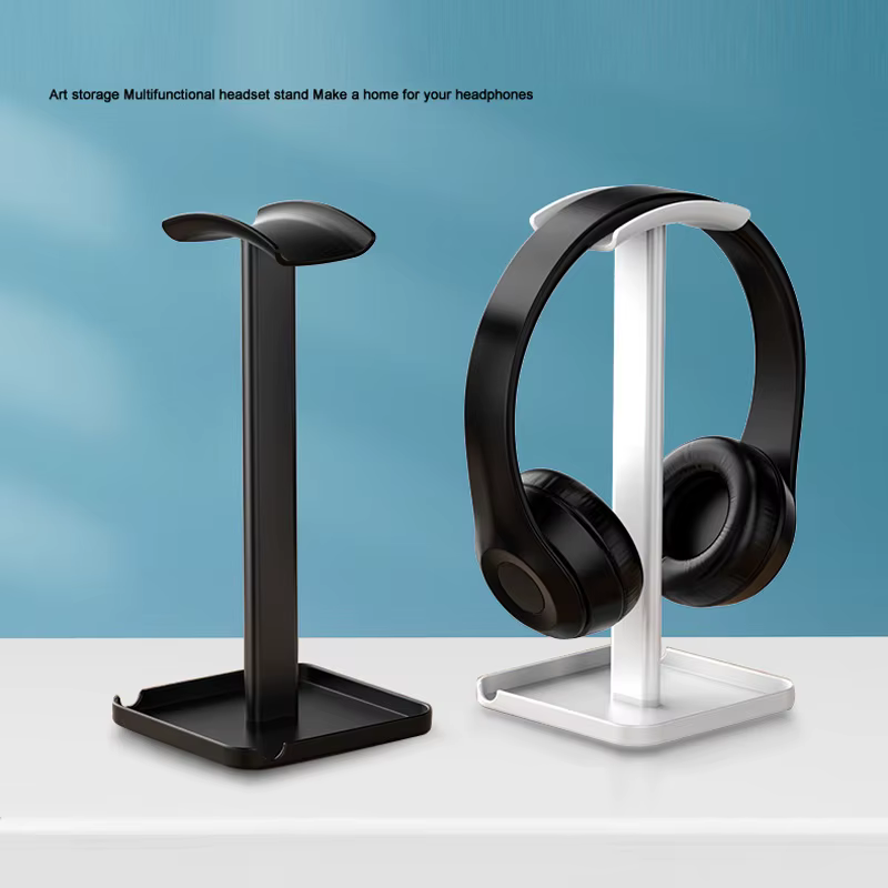 Escritorio organizado con soporte para auriculares
