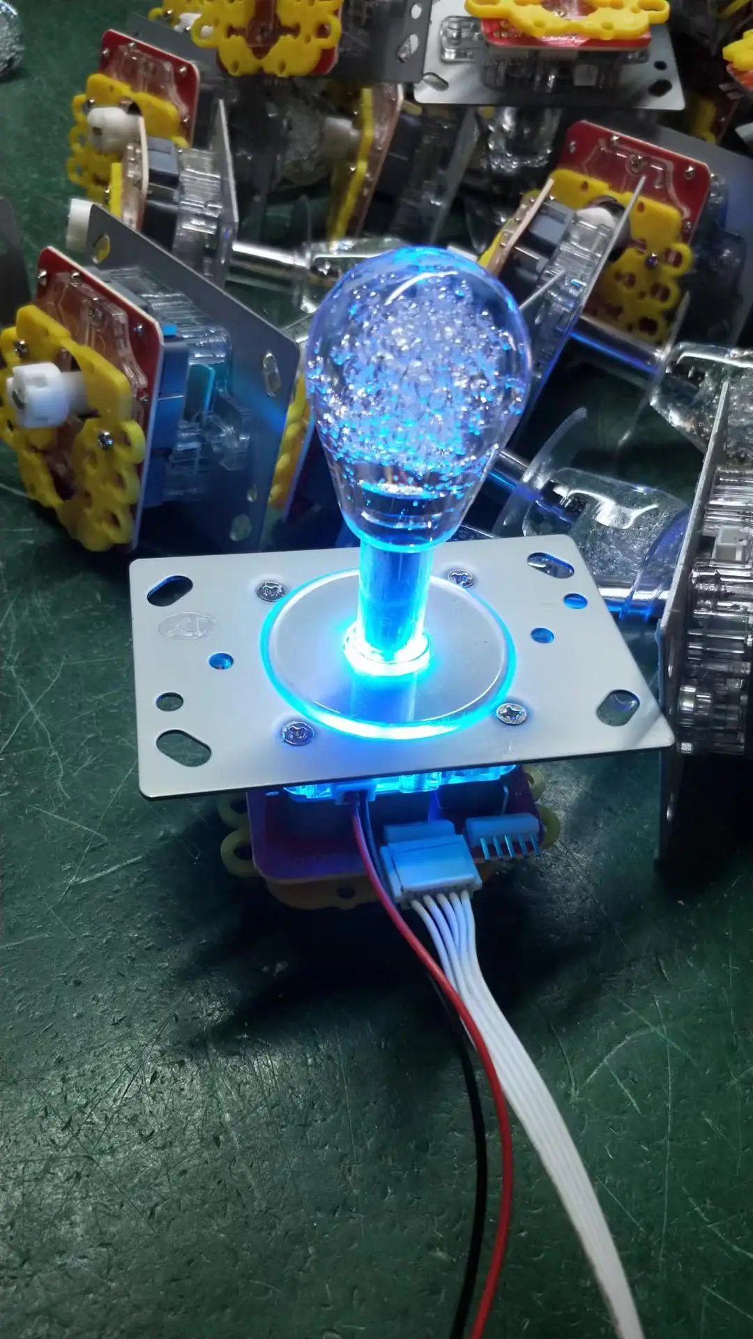 Joystick arcade LED instalado en máquina de grúa de garra