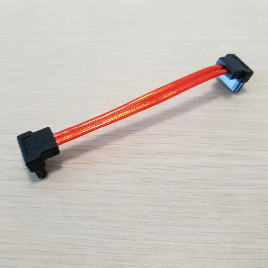 Cable SATA rojo de 10 cm connectado a disco duro
