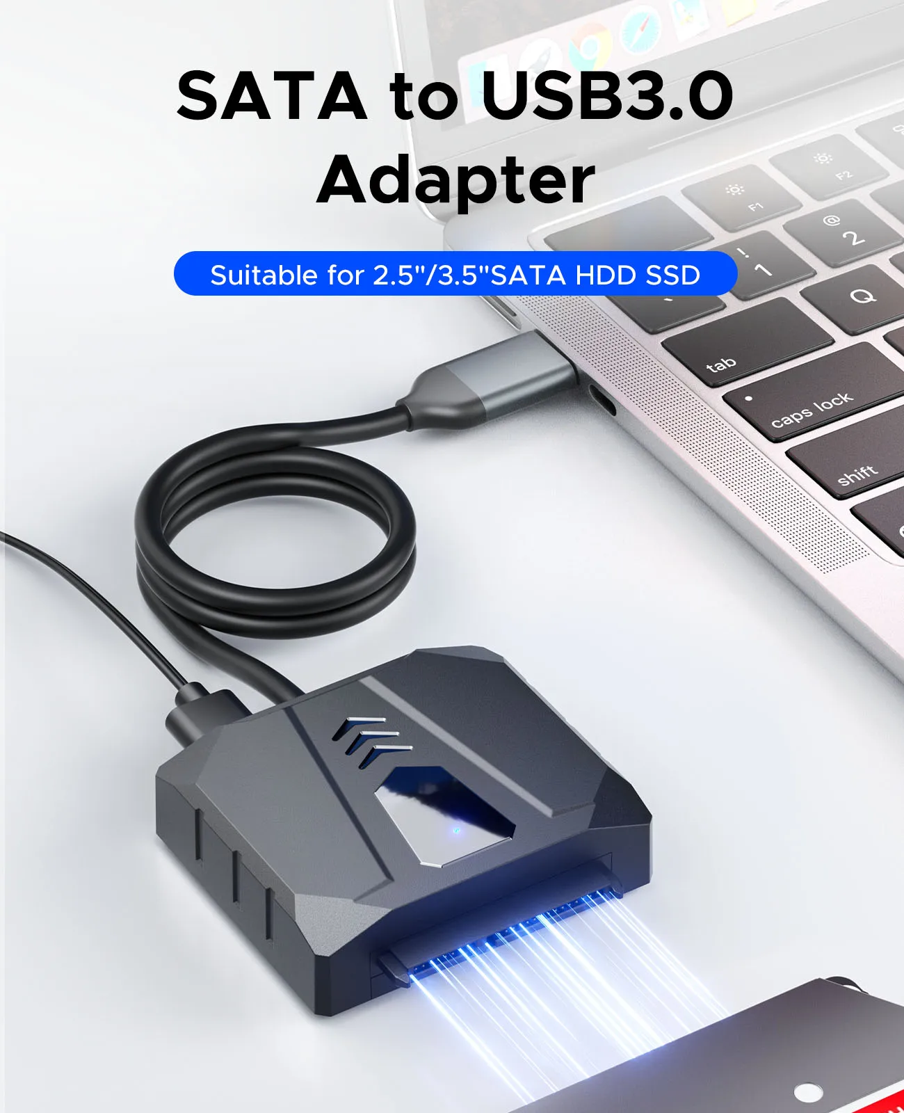 Adaptador ORICO conectado a un disco SSD de 2.5 pulgadas