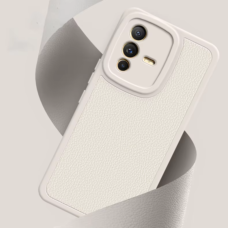 Funda puesta en un VIVO V23 mostrando el ajuste preciso alrededor de cálogos y puertos