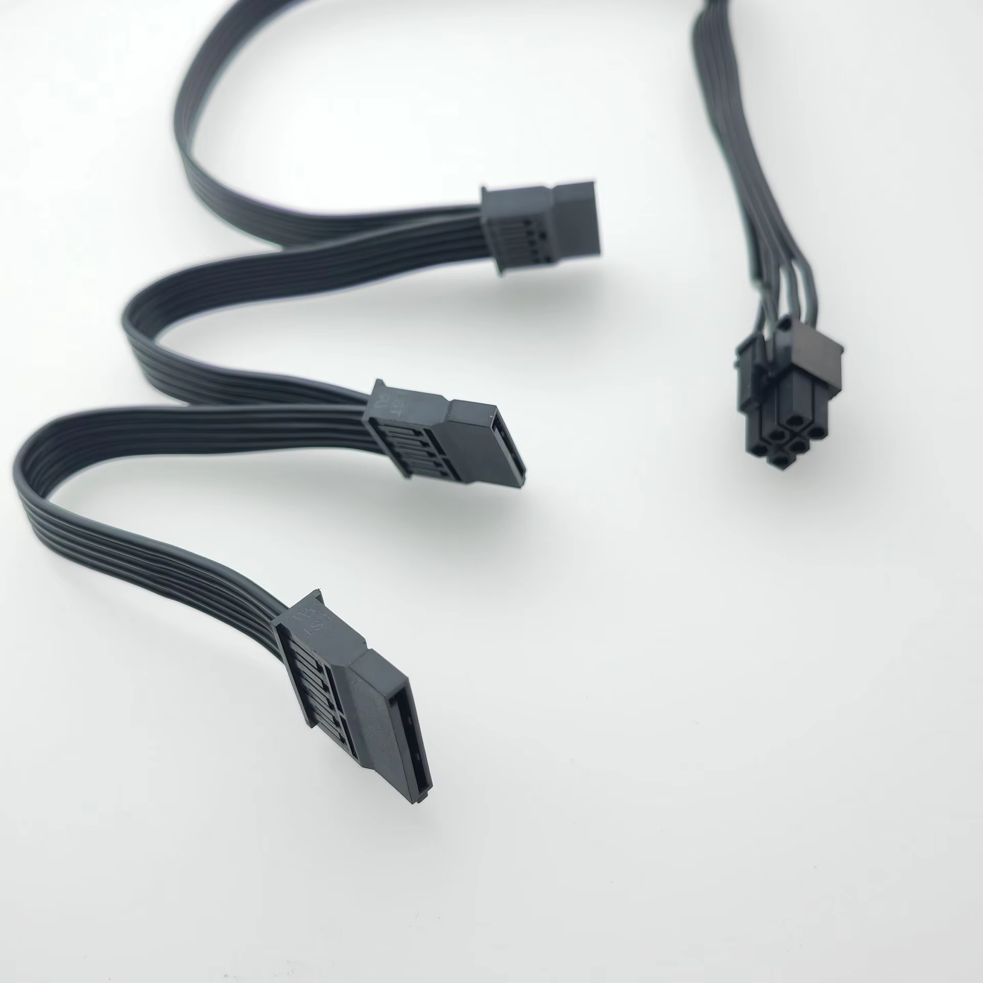 Detalle de los conectores SATA y el cable de 18 AWG