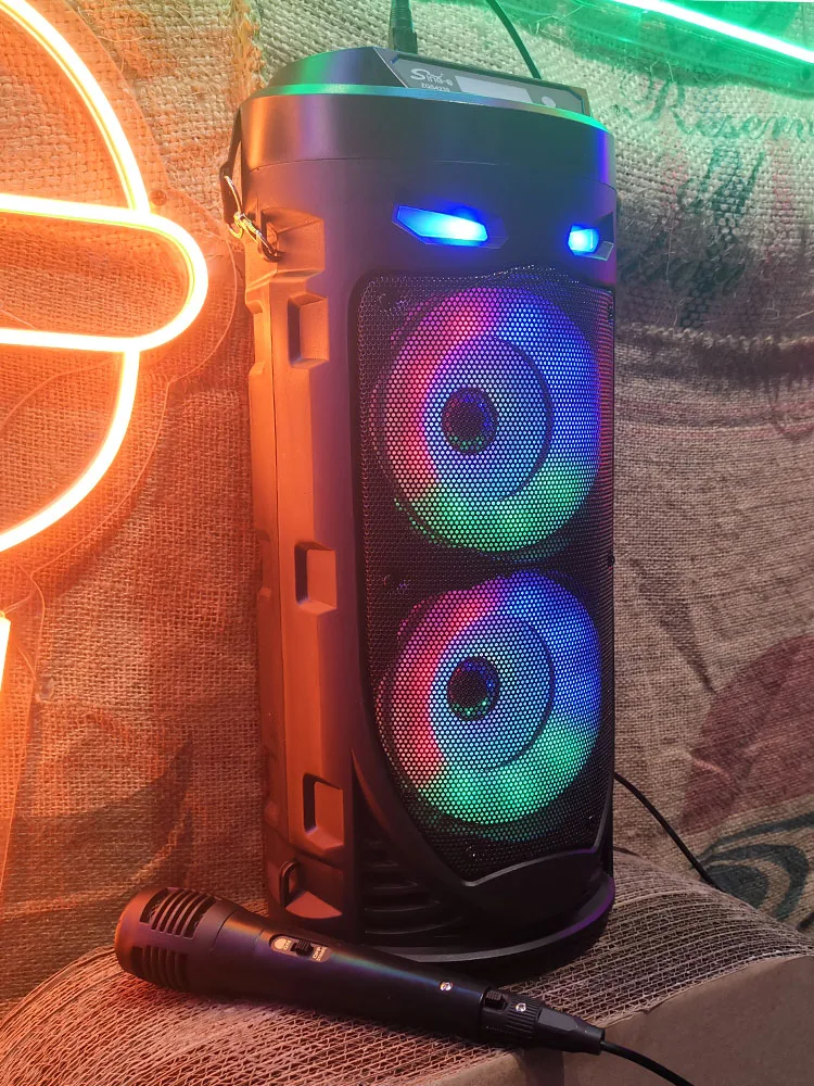 Altavista mostrando el diseño robusto y el micrófono incluido