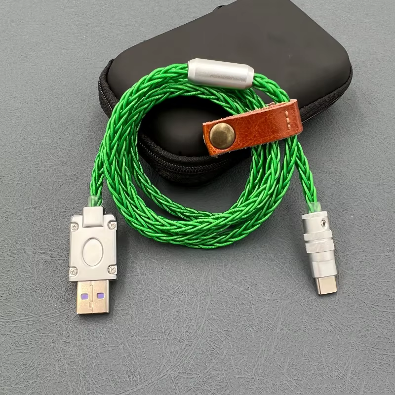 Cable USB-C en uso con teclado