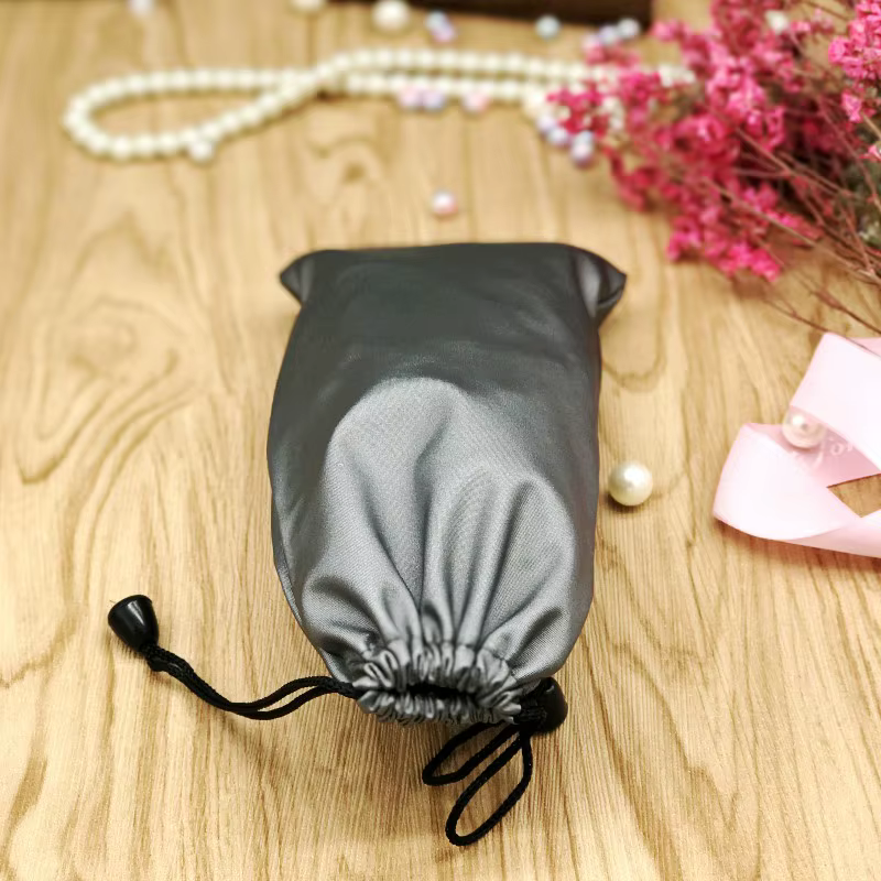 Set de bolsas multicolores abiertas mostrando capacidad