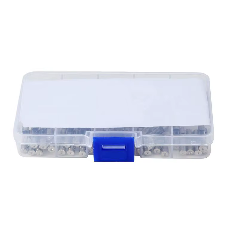 Caja con fusibles organizados por amperaje