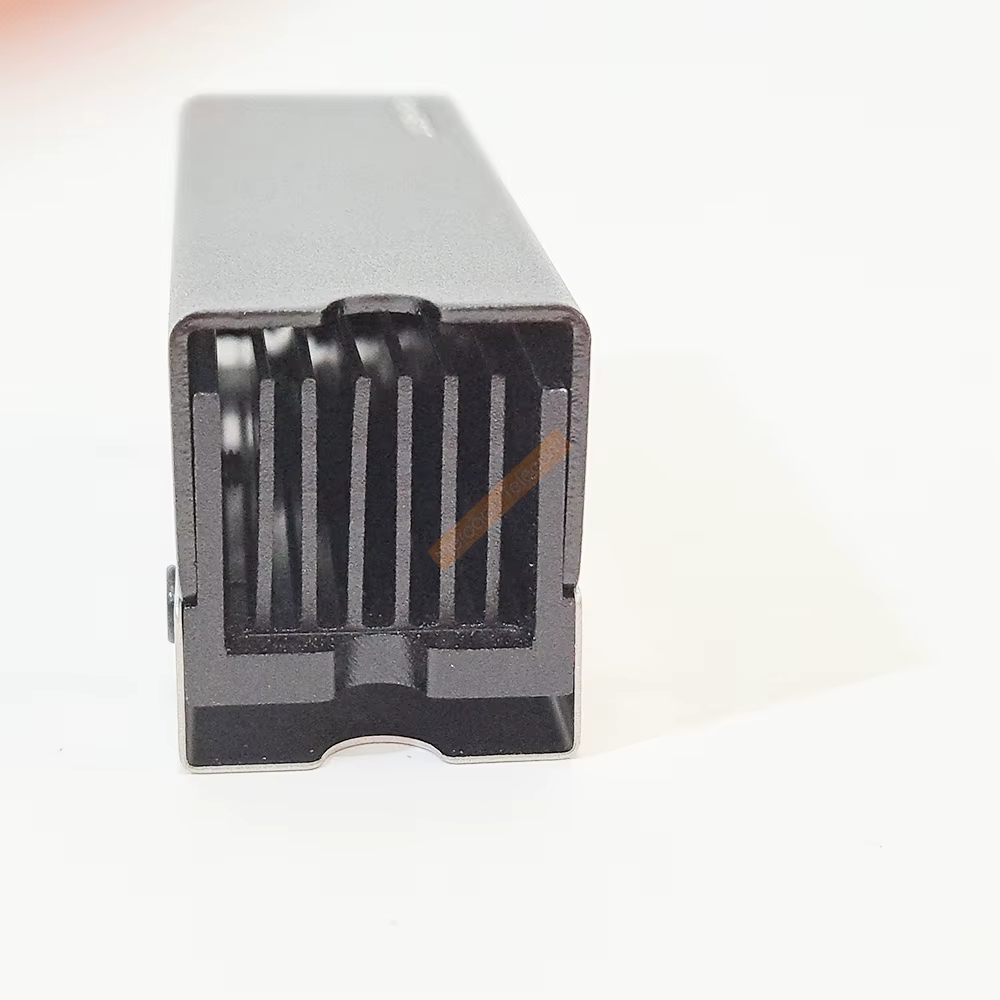Disipador instalado sobre SSD con tornillos