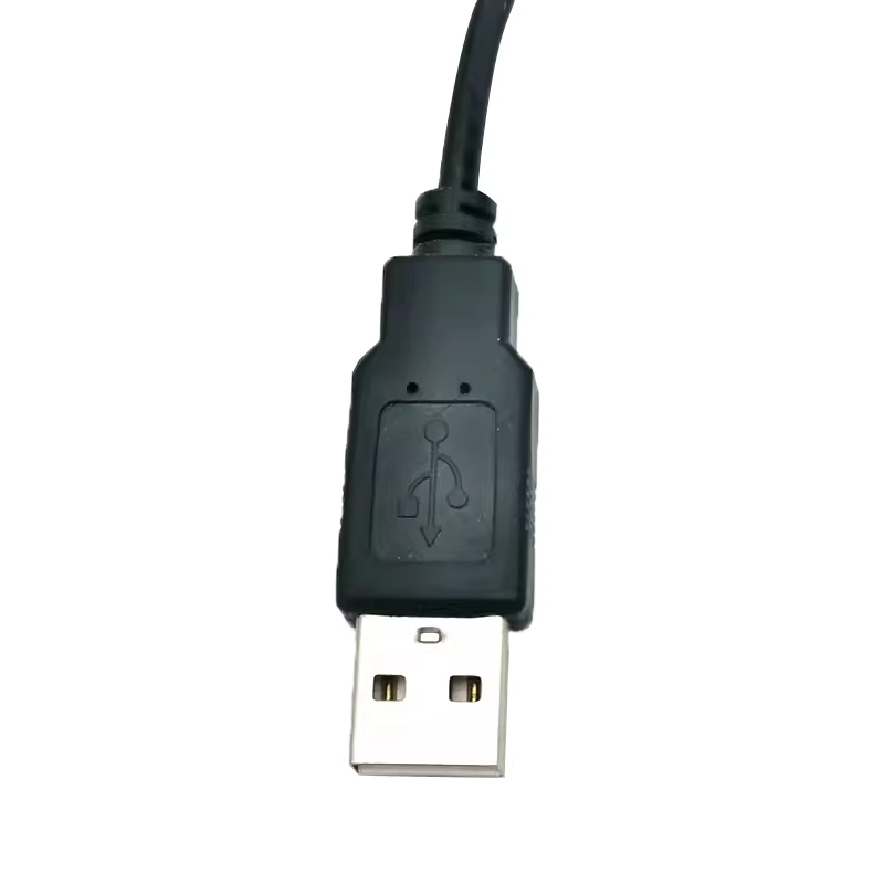 Detalle del trenzado del cable y el conector SATA hembra