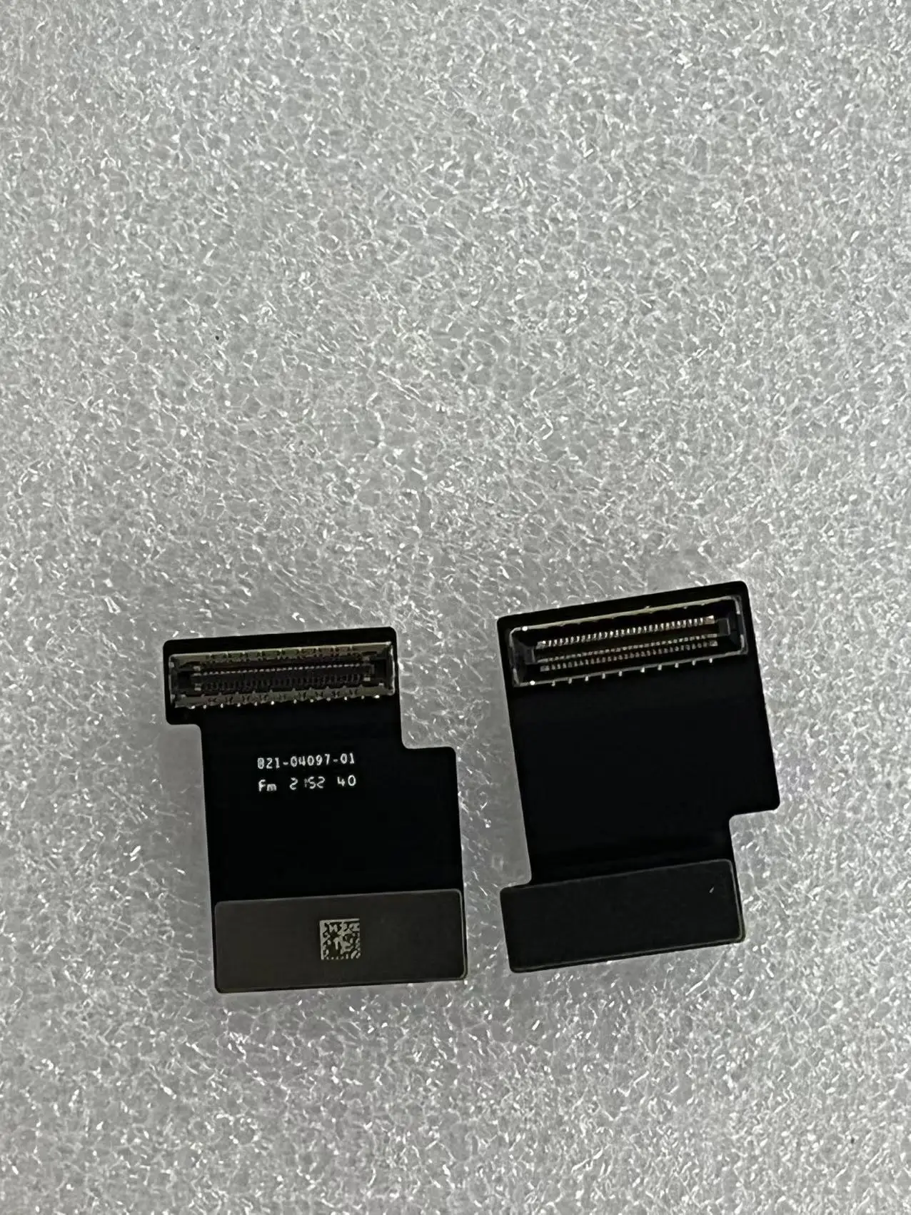 Vista detallada de la cinta flexible y el conector EMC4074