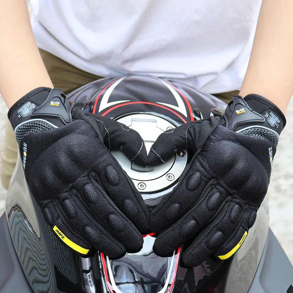 Guantes SUOMY en uso, vista frontal