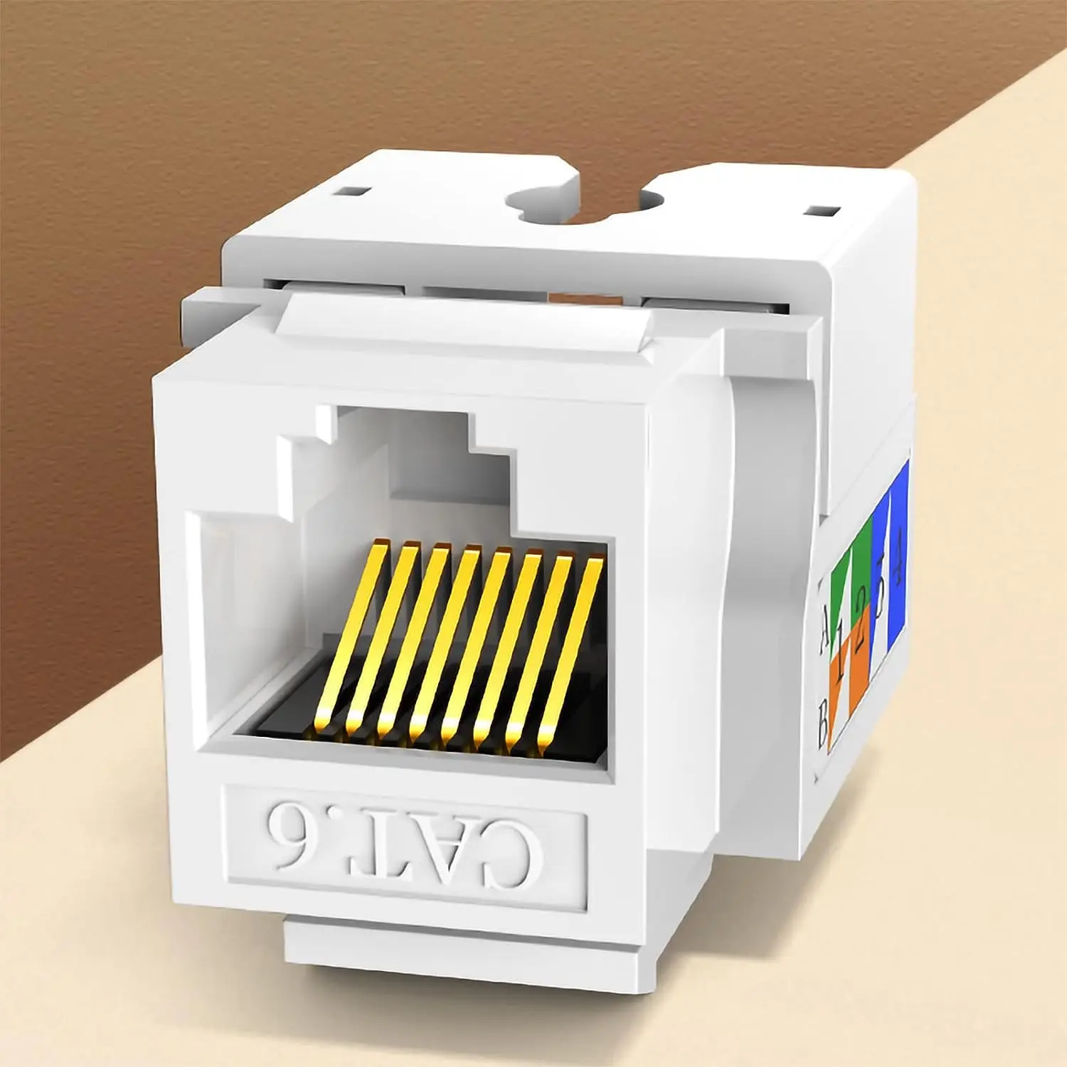 Conector Keystone Cat6 visto desde ángulo frontal mostrando contactos dorados