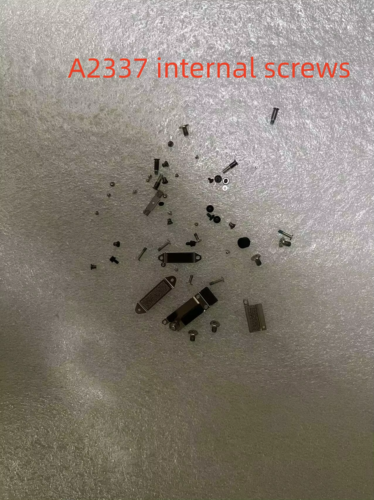 Tornillos internos y láminas de plástico