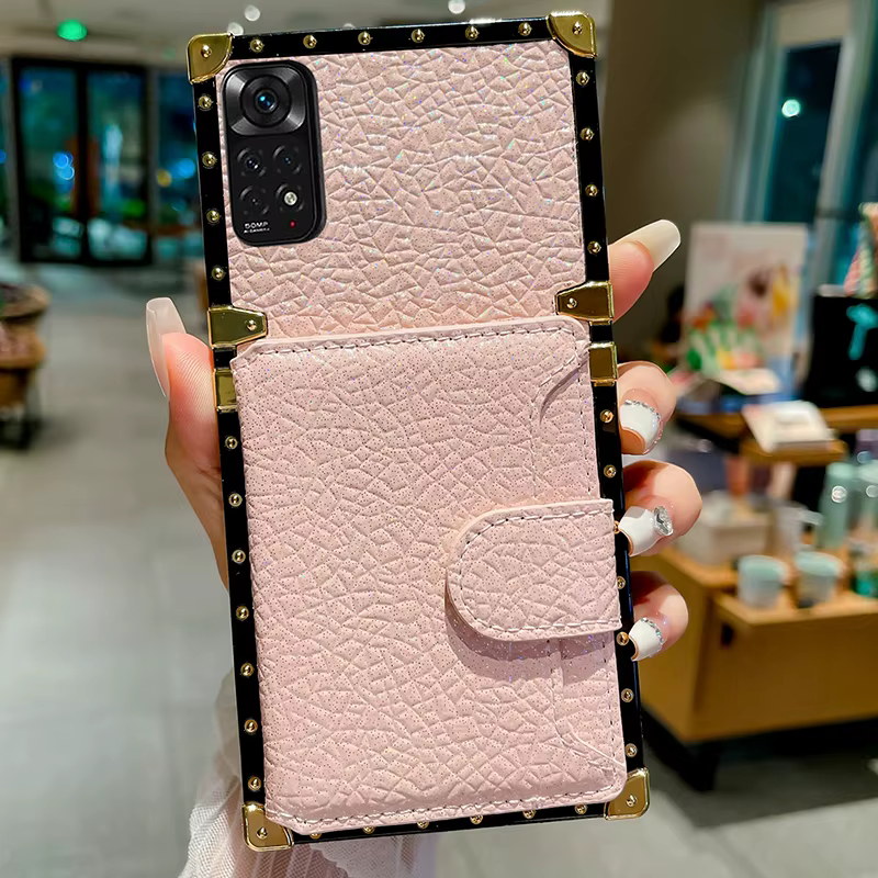 Vista frontal de la funda mostrando el patrón Lichee y los brillantes