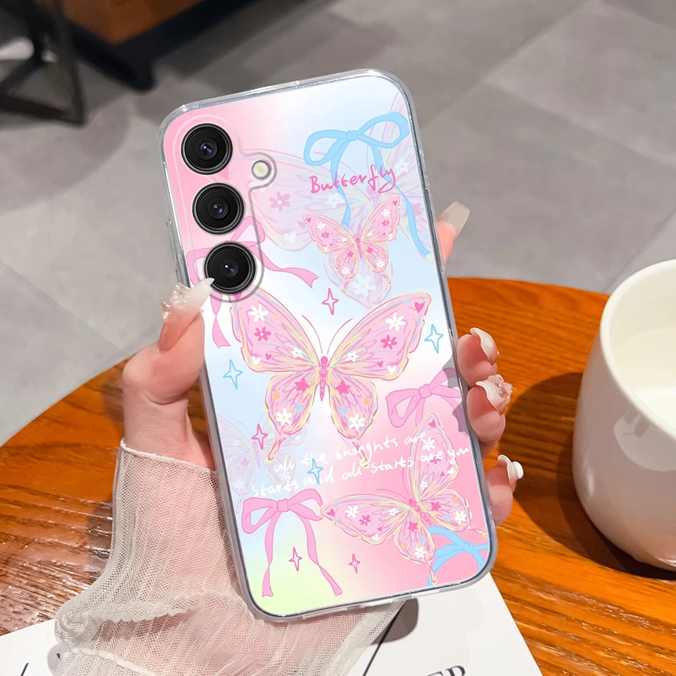 Detalle del diseño floral de la funda transparente