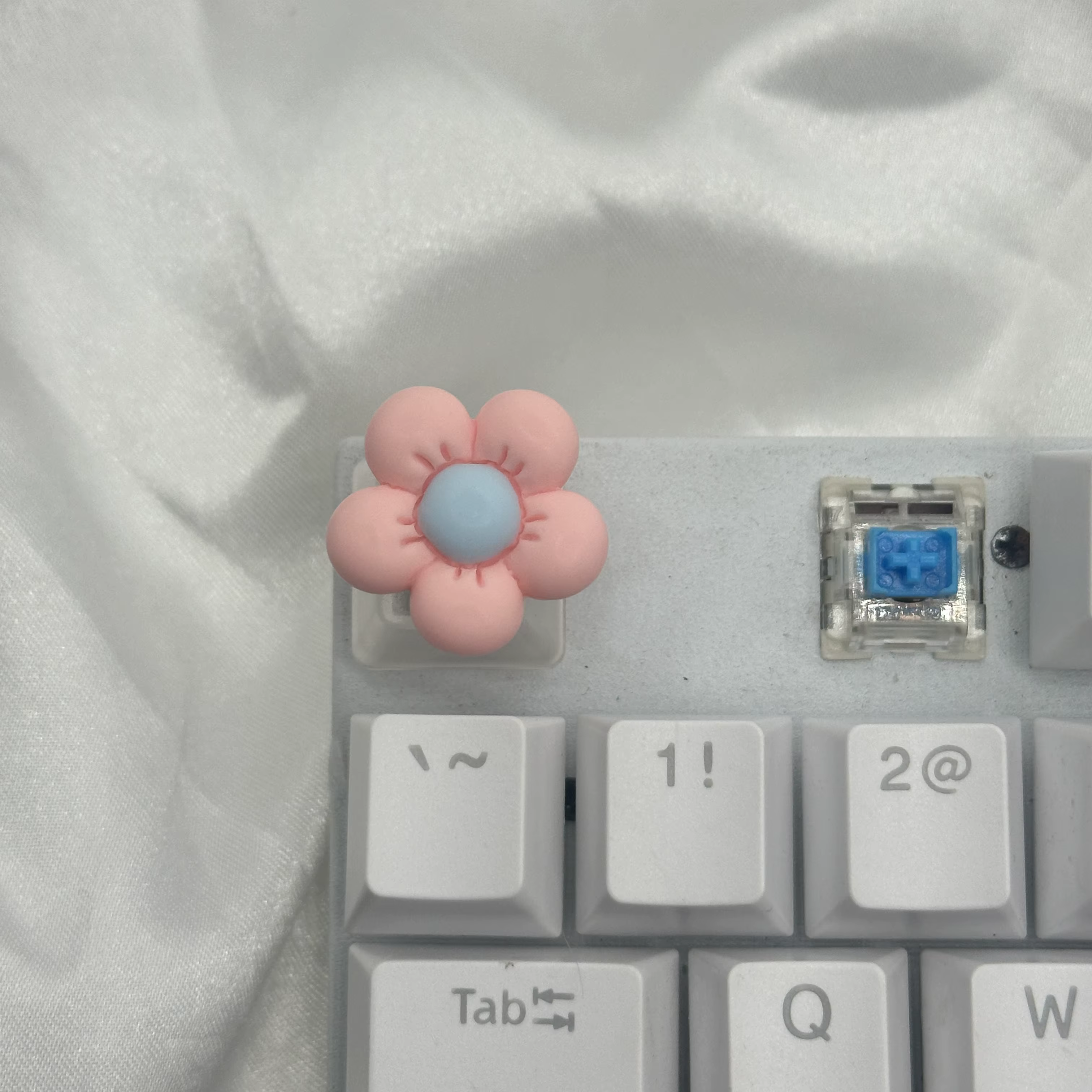 Teclado Mecánico Floral Rosa y Púrpura – Teclas Intercambiables R4 - imagen 3