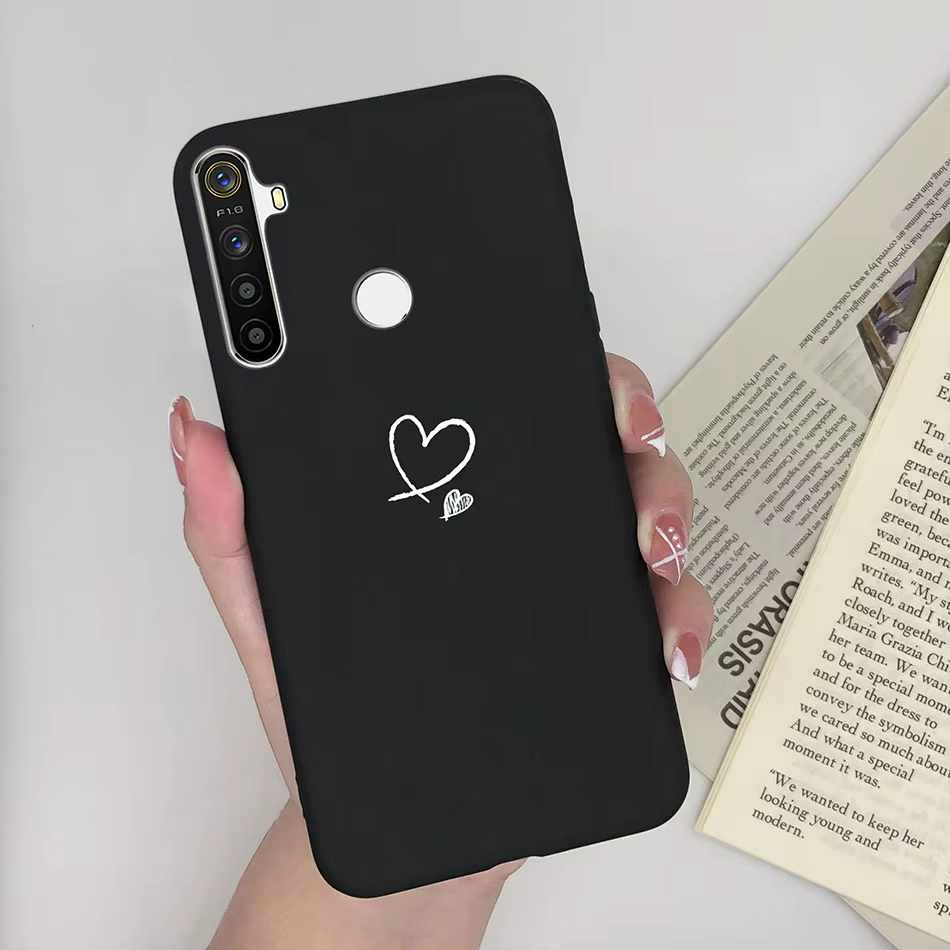 Vista frontal de la funda mostrando el diseño mate y los recortes precisos