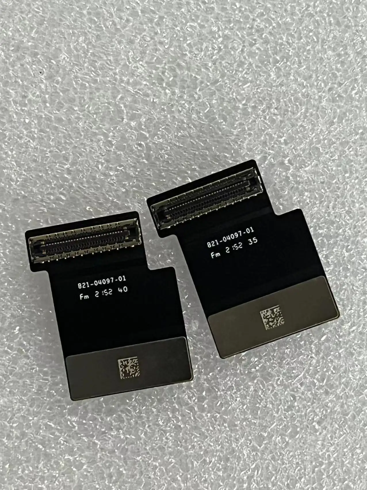 Placa hija de teclado para MacBook Air M2 mostrando el conector lógico