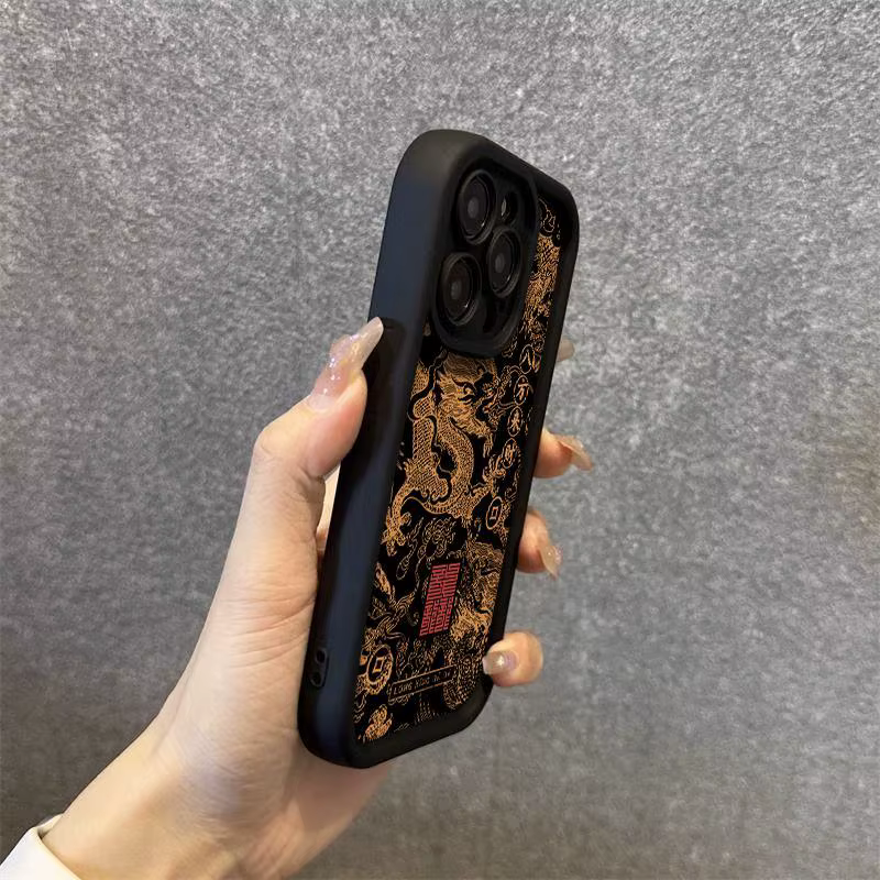 Mano insertando y retirando la funda fácilmente sobre un Xiaomi