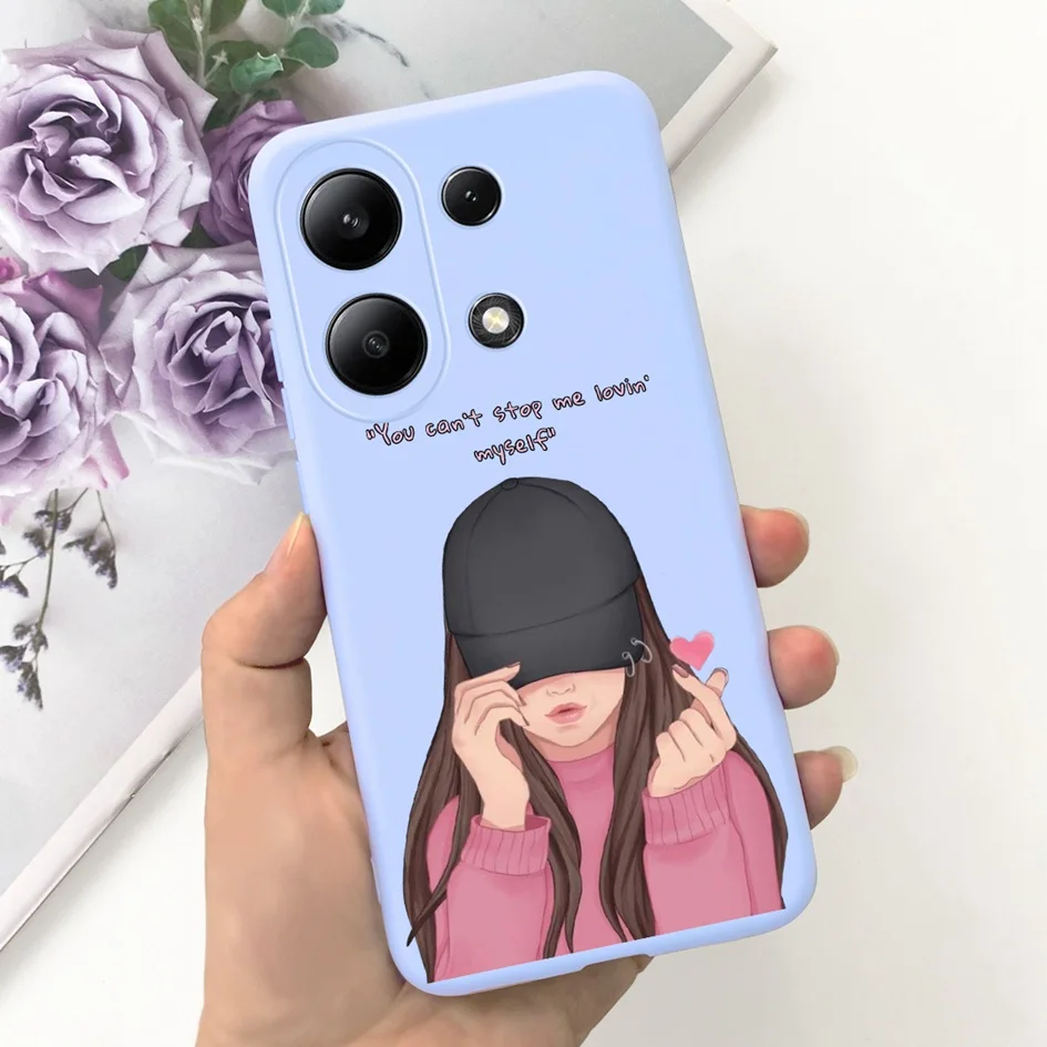 Chica usando el teléfono con funda