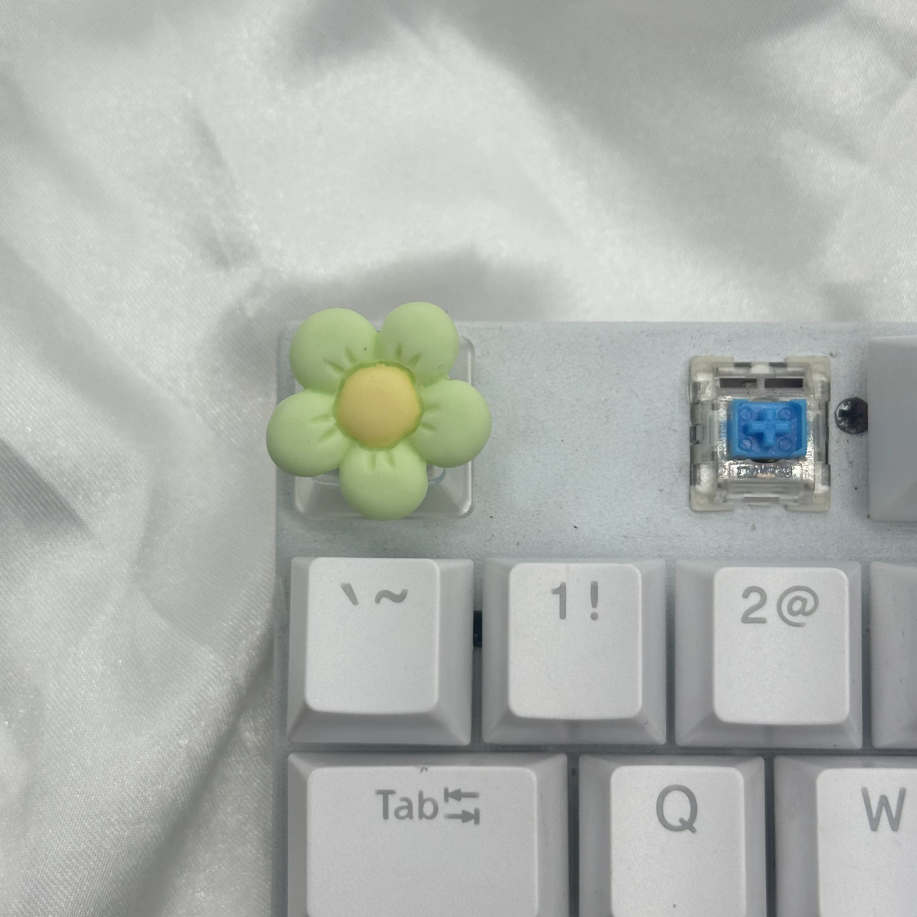 Teclado Mecánico Floral Rosa y Púrpura – Teclas Intercambiables R4