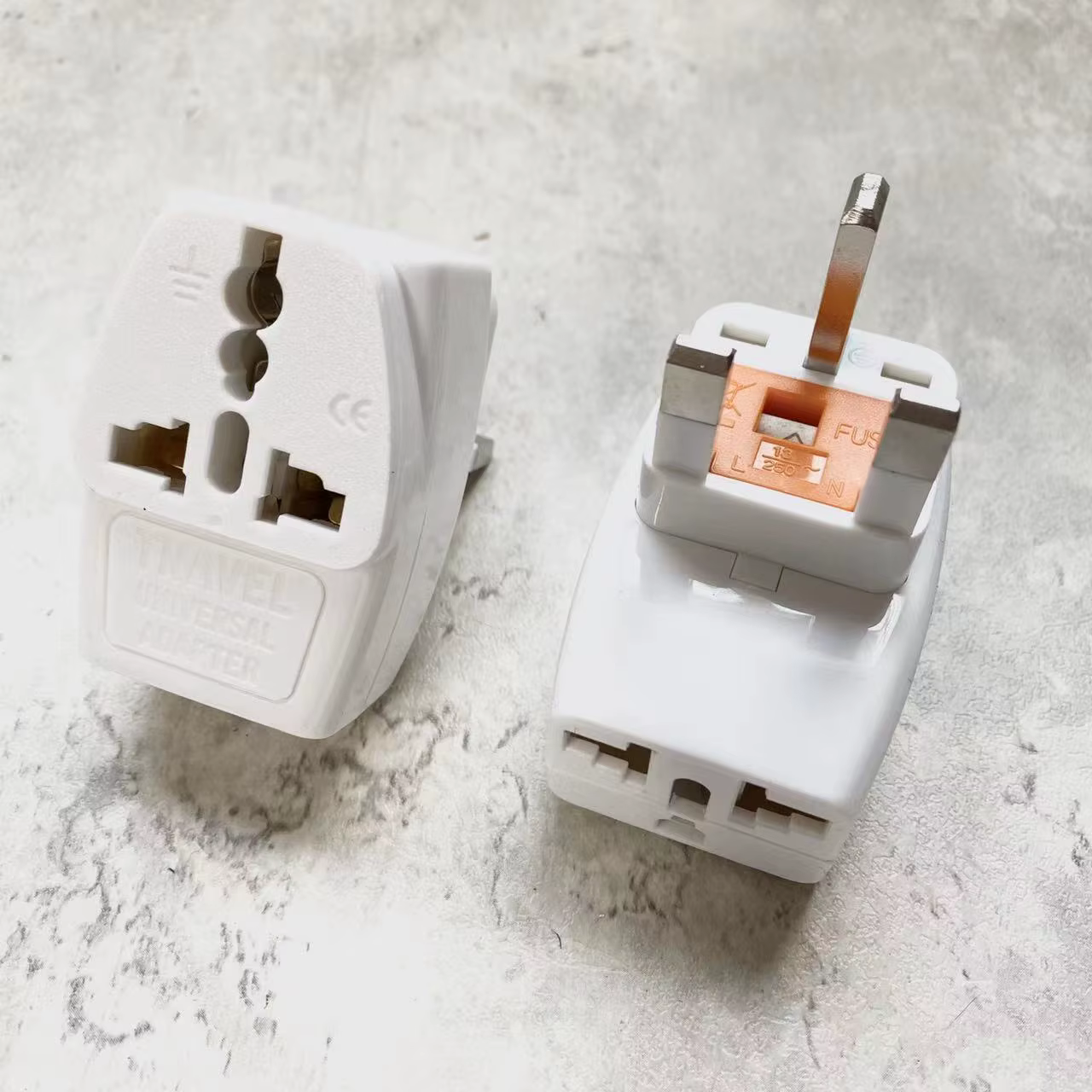 Adaptador de viaje internacional compacto