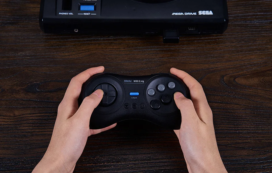 Mando 8BitDo M30 en uso con Sega Genesis