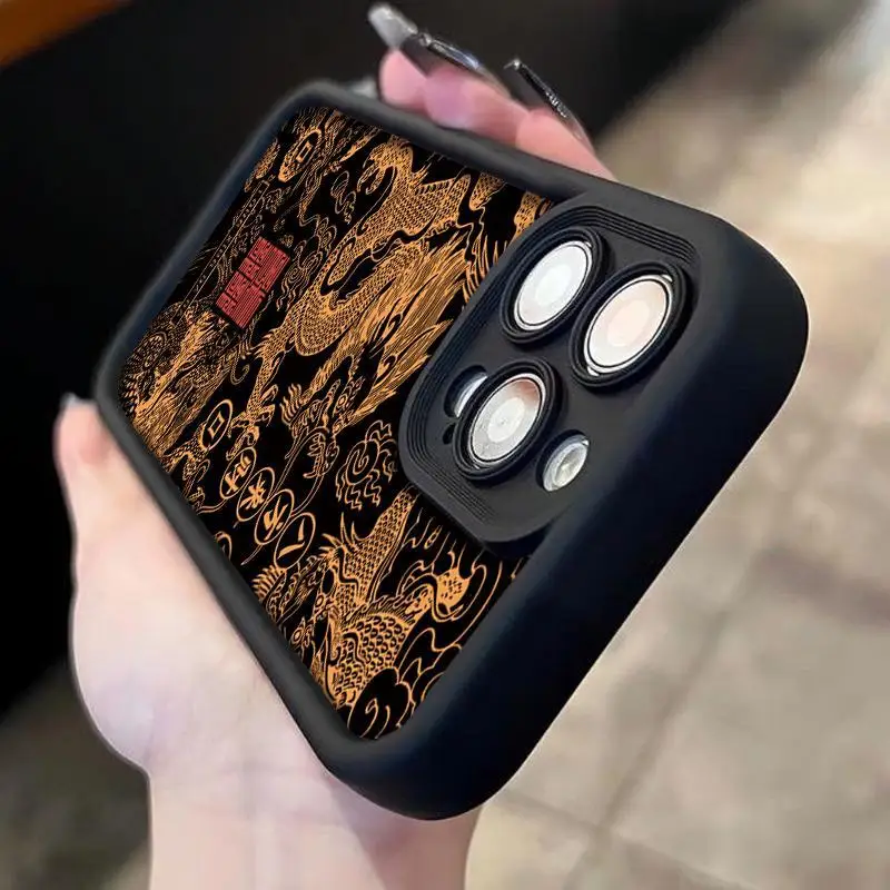 Funda East Dragon Xiaomi mostrando textura y ajuste preciso