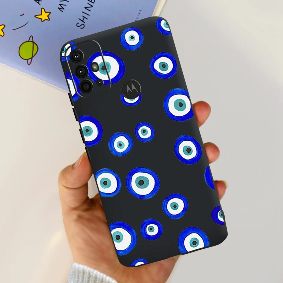 Funda colocada en un Moto G10/G30 demostrando el ajuste perfecto
