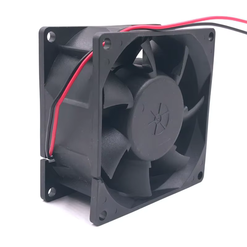 Ventilador trasero con detalle del cable de 2 hilos