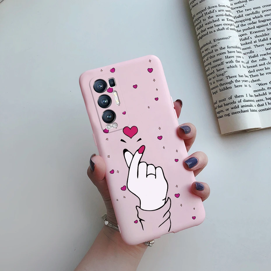 Detalle del diseño de gato en la funda