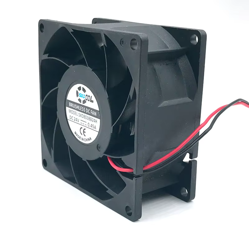 Ventilador lateral destacando las aspas