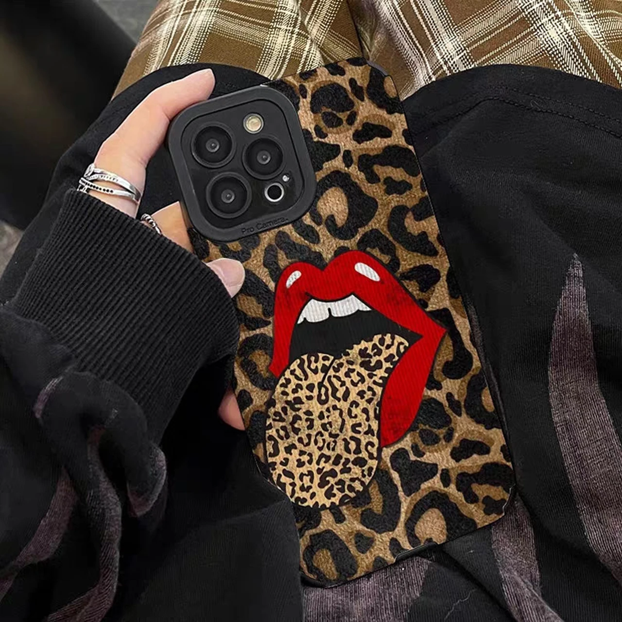 Funda de silicona con diseño de leopardo y labios rojos