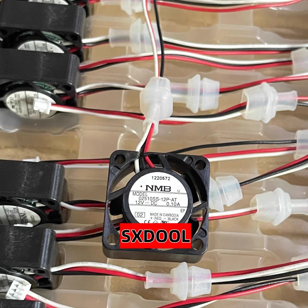 Vista frontal del mini ventilador NMB 02510SS-12P-AT mostrando las aspas y el conector de 3 pines