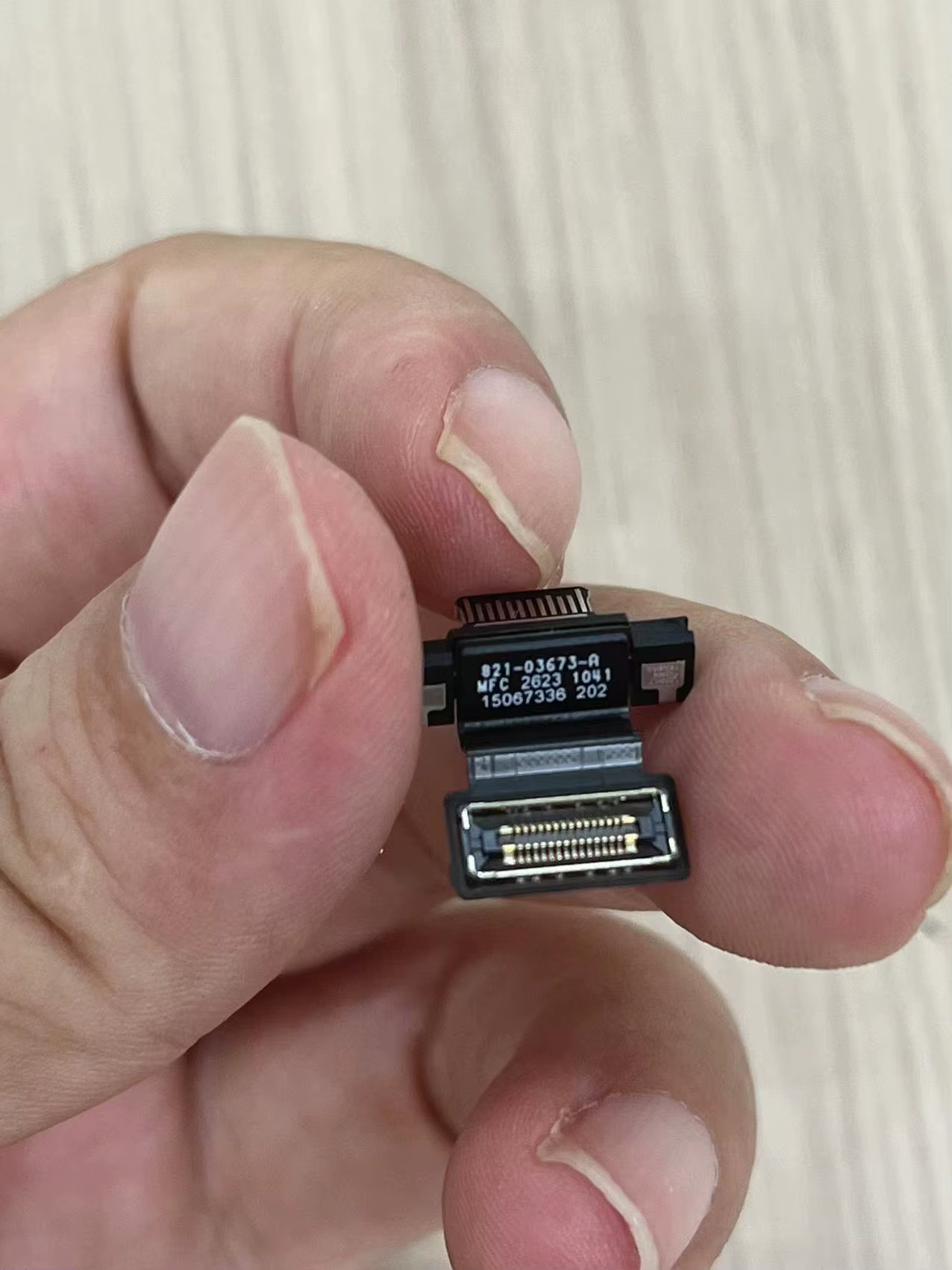 Conector conectado a la MacBook Air