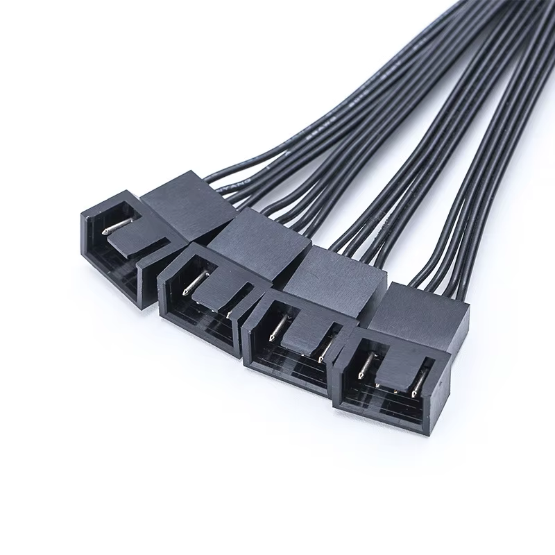 Divisor en acción conectando varios ventiladores