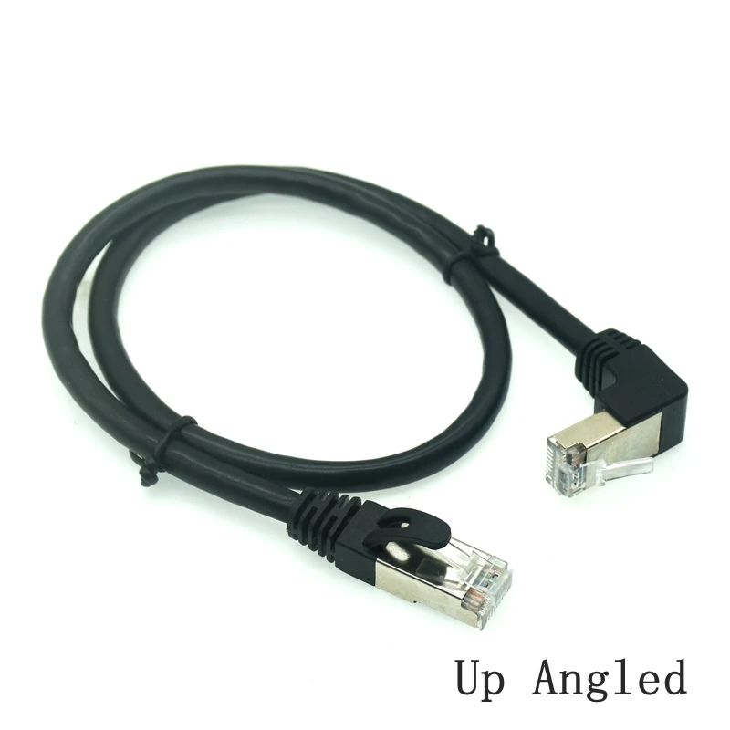 Detalle del cable Ethernet negro de ángulo recto UXG