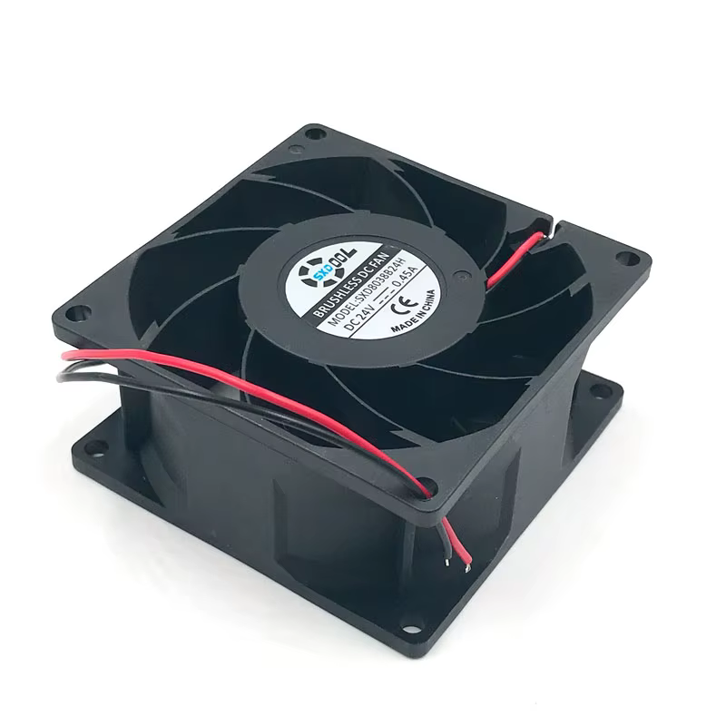 Ventilador en funcionamiento dentro de una caja de servidor