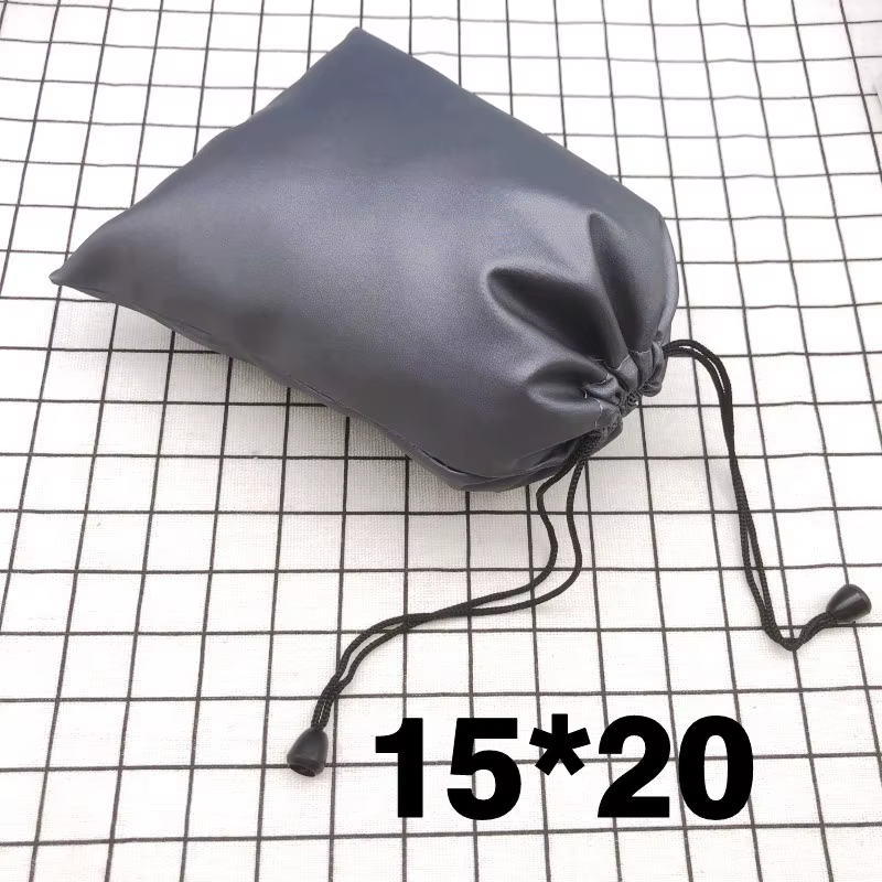 Bolsa gris mostrando textura de terciopelo