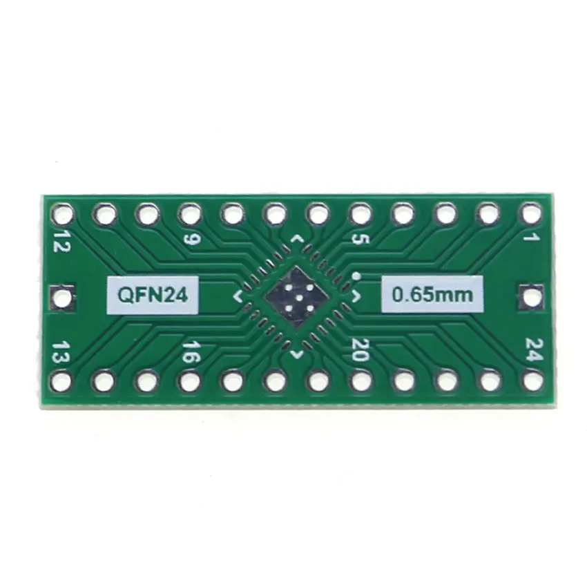 Comparativa del adaptador junto a una protoboard y componentes