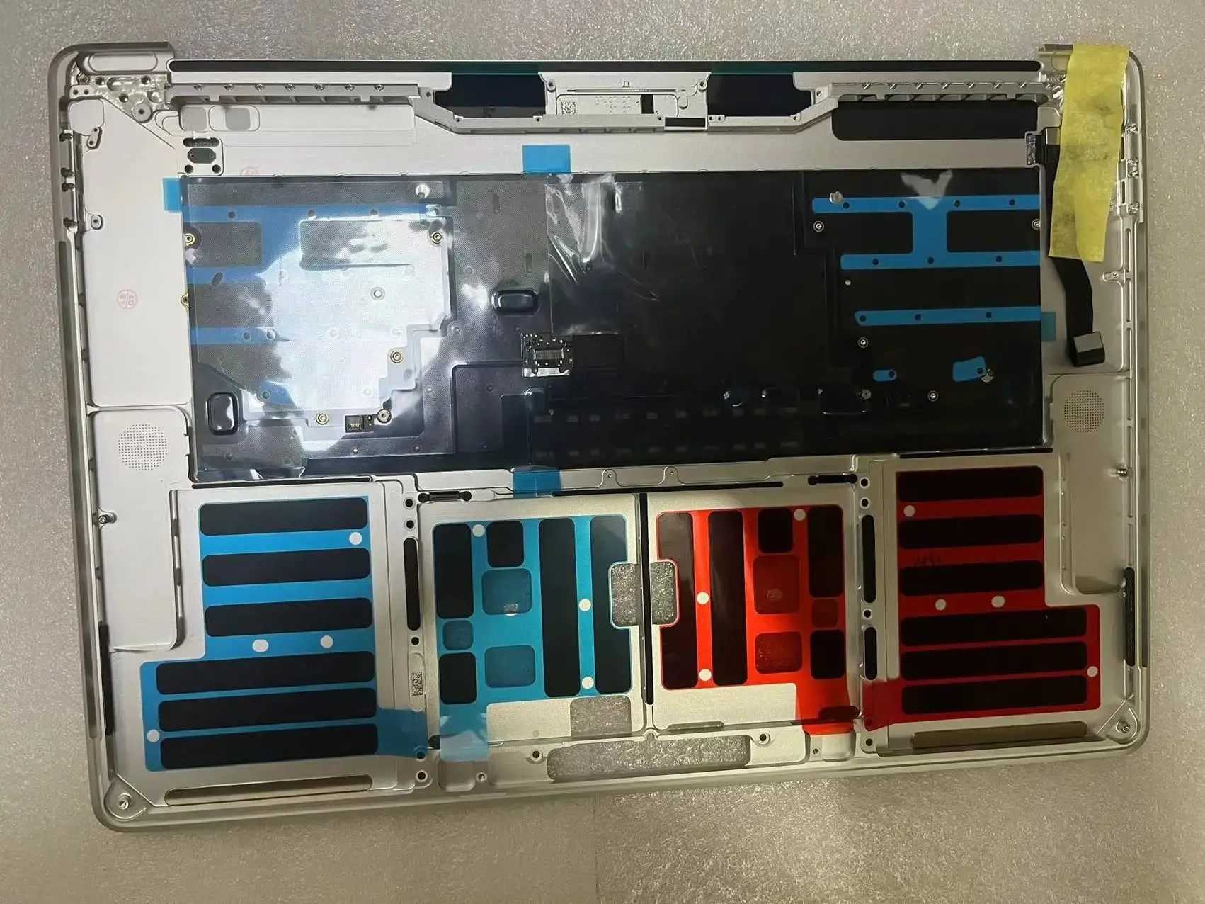 Detalle del teclado británico con retroiluminación