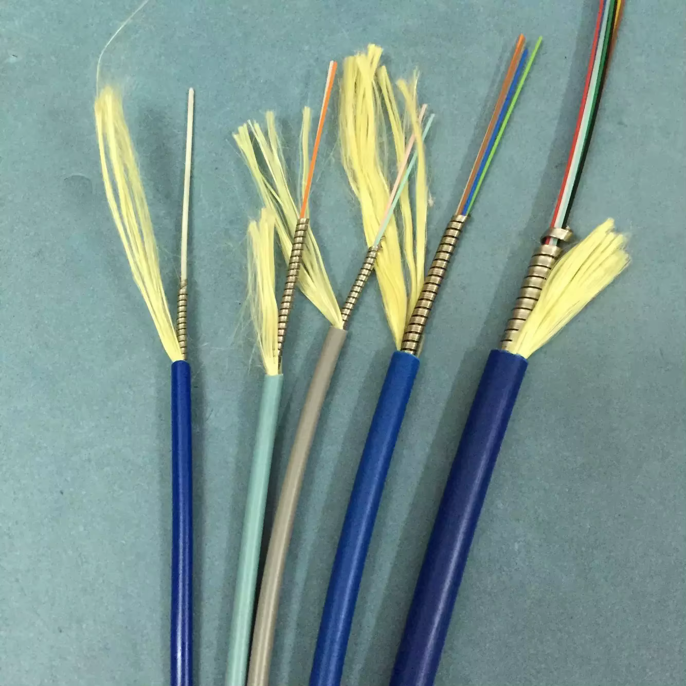 Cable de fibra óptica blindado azul en instalación exterior