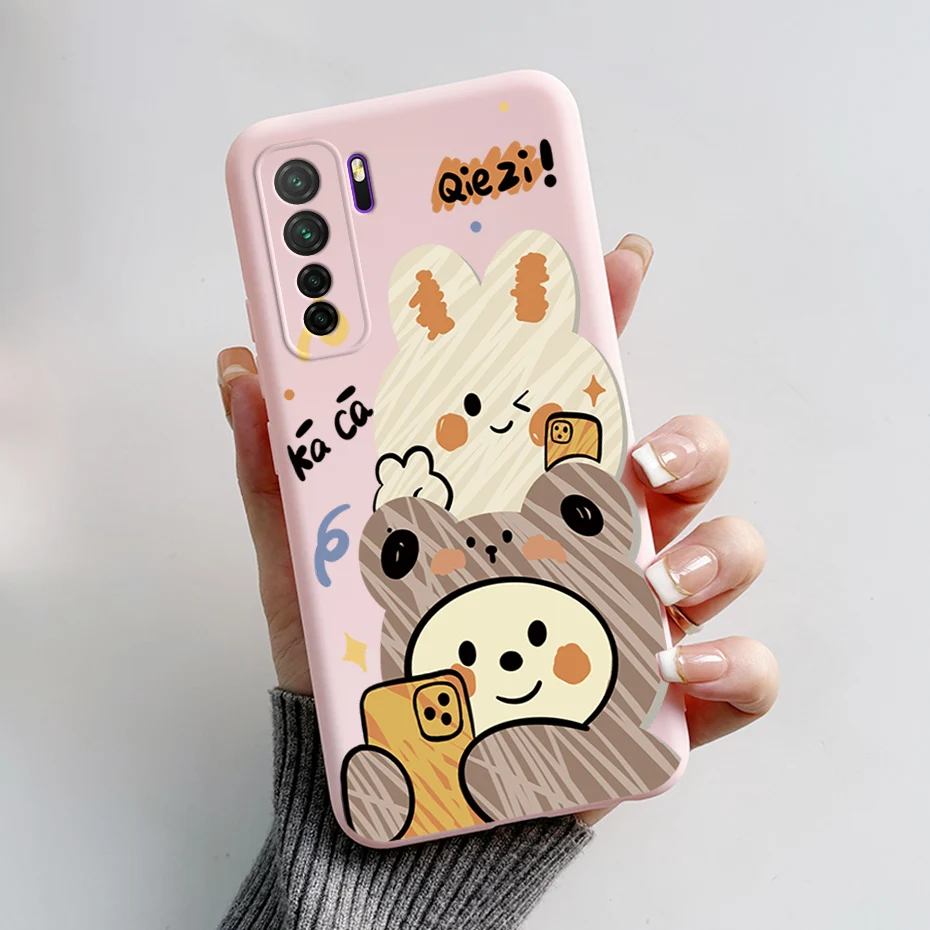 Funda instalada en el teléfono mostrando corte para cámara