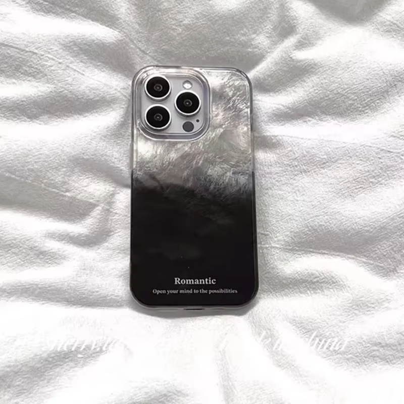 Funda puesta en un iPhone 14 Pro Max mostrando el perfil delgado